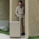 ست چمدان اکولاک مدل شوگان ایوو | چمدان‌های مقاوم و لوکس با تخفیف ویژه ست چمدان اکولاک مدل شوگان ایوو شامل سه سایز مختلف (بزرگ، متوسط و کوچک) است که با خرید این مجموعه ۱۰% تخفیف روی مجموع قیمت اعمال می‌شود. این ست مقاوم، سبک، زیبا و جادار است و برای سفرهای کاری، خانوادگی و تفریحی به‌خصوص سفرهای طولانی‌مدت بسیار مناسب است. چمدان‌های شوگان ایوو از پلی‌کربنات خالص بایر آلمان (Echolite™) ساخته شده‌اند که مقاومت بسیار بالایی در برابر ضربات و شوک‌های پرتاب دارند. طراحی الهام‌گرفته از زره جنگجویان ژاپنی، به آن‌ها ظاهری لوکس و مدرن بخشیده و در عین حال باعث افزایش مقاومت و استحکام چمدان‌ها می‌شود. ویژگی‌های برجسته ست چمدان اکولاک شوگان ایوو ساخته شده از پلی‌کربنات خالص بایر آلمان با فرمول Echolite™ این چمدان‌ها از پلی‌کربنات خالص بایر آلمان ساخته شده‌اند که سبک و مقاوم در برابر ضربات و شوک‌ها هستند. چرخ‌های دوبل پریمیوم ۳۶۰ درجه سایلنت چرخ‌های دوبل ۳۶۰ درجه سایلنت به راحتی حرکت می‌کنند و در هر سطحی روان و بی‌صدا هستند. زیپ‌های ضد سرقت TwinShield™ این چمدان‌ها مجهز به زیپ‌های ضد سرقت هستند که امنیت لوازم شما را تا حد زیادی افزایش می‌دهند. زیپ افزایش‌دهنده ظرفیت (فقط برای سایز متوسط و بزرگ) با استفاده از زیپ افزایش‌دهنده ظرفیت، چمدان شما به راحتی فضای اضافی برای لوازم بیشتر پیدا می‌کند. طراحی موج‌دار مقاوم طراحی موج‌دار بدنه که نه تنها ظاهری زیبا به چمدان‌ها می‌دهد، بلکه مقاومت بیشتری در برابر ضربات ایجاد می‌کند. محافظ فلزی در چهار گوشه چمدان این محافظ‌ها در چهار گوشه چمدان قرار دارند و از آسیب‌های احتمالی جلوگیری می‌کنند. دیوایدر و فیکسر داخلی دیوایدرهای داخلی برای چیدمان بهتر و منظم وسایل شما، به همراه فیکسرهایی برای لوازم خاص مانند لباس‌های خیس. دسته ترولی تمام آلومینیوم سه‌مرحله‌ای با قابلیت تنظیم ارتفاع دسته‌های آلومینیومی که می‌توانید آن را به راحتی تنظیم کنید تا به بهترین اندازه برای حمل چمدان دسترسی داشته باشید. دسته‌های بالایی و کناری از چرم طبیعی برای راحتی بیشتر در حمل چمدان، دسته‌های چرم طبیعی برای حمل آسان در نظر گرفته شده است. قفل TSA قفل بین‌المللی TSA برای امنیت بیشتر در سفرهای بین‌المللی. ۵ سال گارانتی بین‌المللی گارانتی ۵ ساله برای اطمینان از کیفیت و طول عمر چمدان. مشخصات ست چمدان اکولاک شوگان ایوو چمدان بزرگ (79x34x53 سانتی‌متر) وزن: ۵.۵ کیلوگرم حجم داخلی: ۱۱۳ لیتر ظرفیت بار: تا ۳۰ کیلوگرم چمدان متوسط (68x30x47 سانتی‌متر) وزن: ۳.۹ کیلوگرم حجم داخلی: ۶۹ لیتر ظرفیت بار: تا ۲۳ کیلوگرم چمدان کوچک (55x23x37 سانتی‌متر) وزن: ۲.۷ کیلوگرم حجم داخلی: ۳۵ لیتر ظرفیت بار: تا ۱۵ کیلوگرم این ست برای چه نوع سفرهایی مناسب است؟ سفرهای خانوادگی و طولانی‌مدت با ظرفیت بالا برای حمل وسایل خانواده یا سفرهای طولانی‌مدت. سفرهای کاری و تجاری طراحی حرفه‌ای و مقاوم برای سفرهای کاری و تجاری. سفرهای بین‌المللی مناسب برای پروازهای بین‌المللی که نیاز به چمدان‌هایی با امنیت بالا دارند. سفرهای تفریحی انتخاب عالی برای سفرهای تفریحی و تابستانی با فضای زیاد برای لباس و وسایل.
